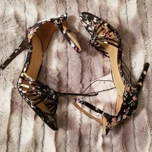 🌺NWT strappy heeled sandals